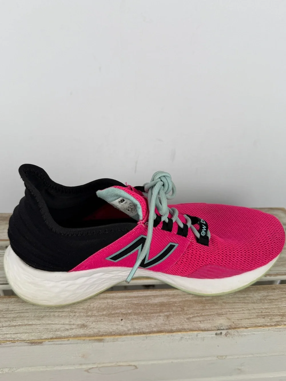 New Balance Fresh Foam Roav women's running shoes vibrant Pink Glo size 8.5
